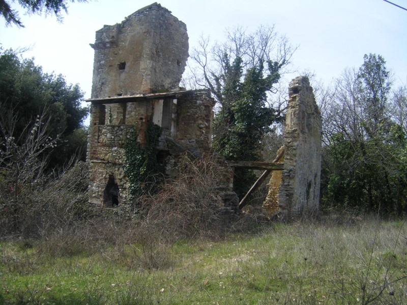 Casale in Vendita a Massa Martana, 53'000€, 200 m²