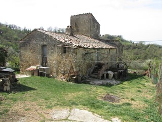 Casale in Vendita a Todi, 98'000€, 300 m²