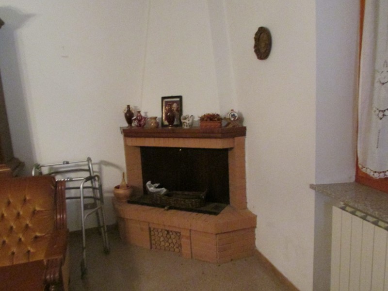 Casale in Vendita a Todi, 140'000€, 500 m², con Box