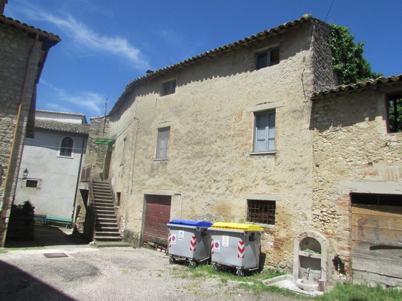 Casale in Vendita a Todi, 59'000€, 350 m²