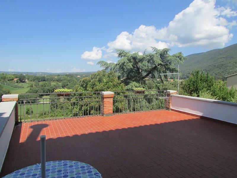 Appartamento in Vendita a Massa Martana, zona Colpetrazzo, 118'000€, 180 m²