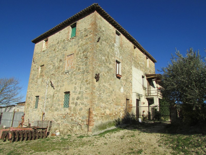 Casale in Vendita a Todi, 130'000€, 300 m², con Box