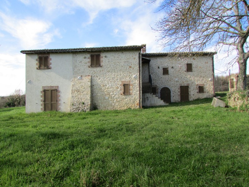 Casale in Vendita a Massa Martana, 450'000€, 300 m²