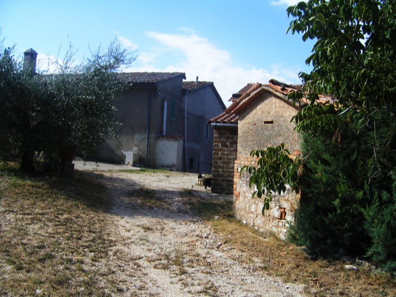 Casale in Vendita a Massa Martana, 130'000€, 200 m²
