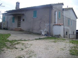 Casale in Vendita a Massa Martana, 130'000€, 200 m²