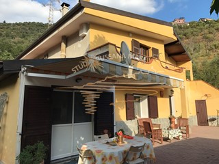 Casa Indipendente in Vendita a Pompeiana, 390'000€, 190 m², con Box