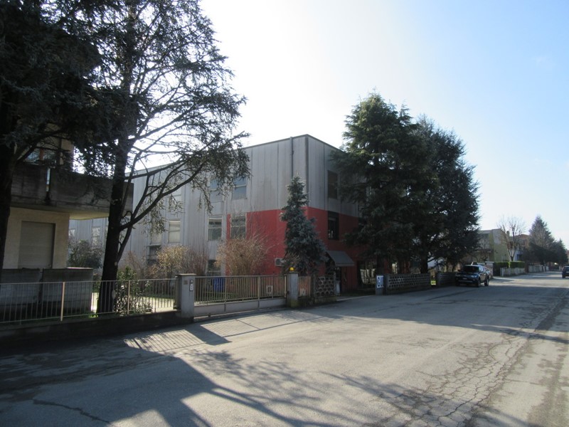 Capannone in Vendita a Noceto, 455'000€, 2300 m²