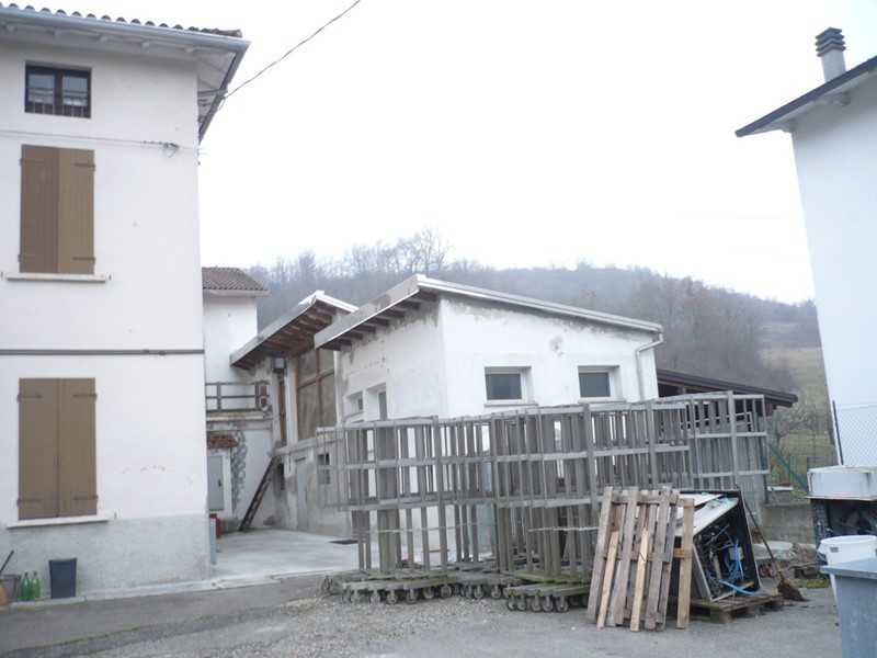 Capannone in Vendita a Medesano, 285'000&euro;, 1200 m²