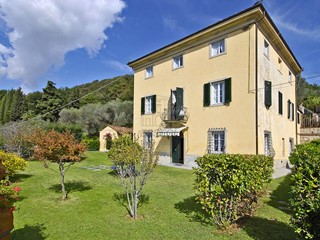 Villa in Vendita a Lucca, zona Ovest, 1'200'000€, 350 m²