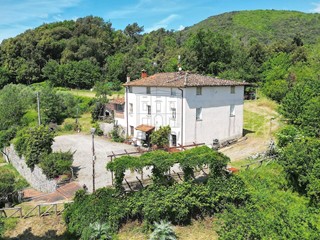 Casale in Vendita a Lucca, zona Ovest, 800'000€, 240 m², arredato