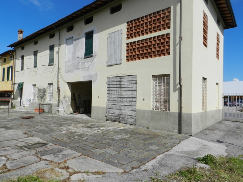 Casa Indipendente in Vendita a Lucca, zona Est, 295'000€, 300 m², con Box