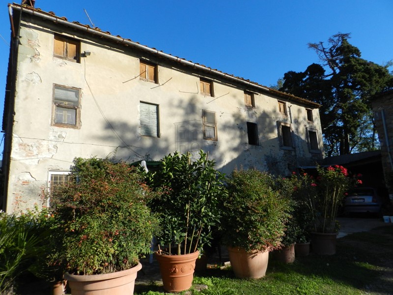 Casale in Vendita a Lucca, zona Est, 650'000€, 700 m²