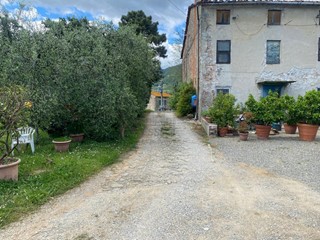 Casale in Vendita a Lucca, zona Est, 450'000€, 700 m²