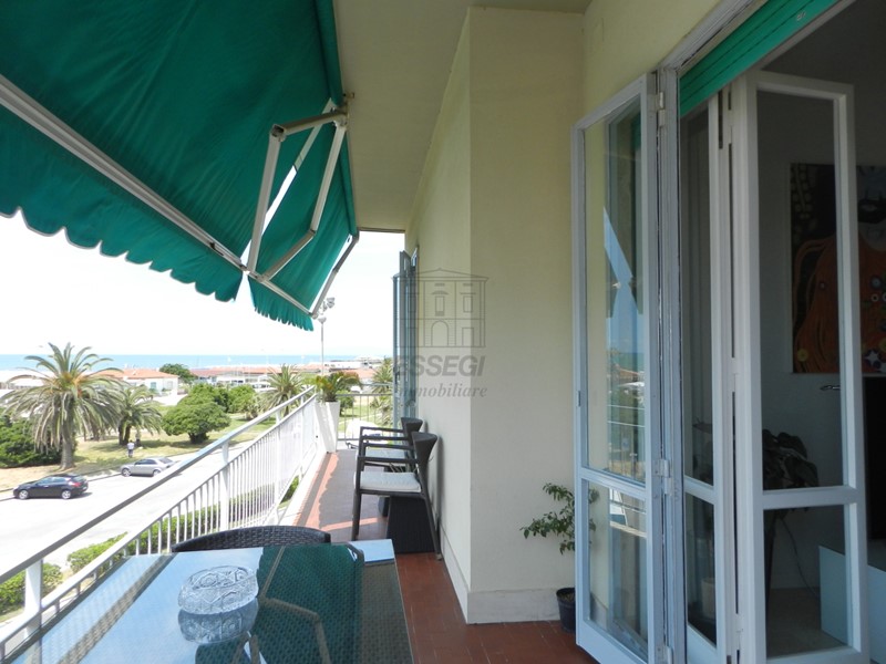 Appartamento in Vendita a Viareggio, zona Ove, 110 m², arredato