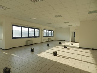 Ufficio in Vendita a Lucca, zona Ovest, 420'000€, 340 m²