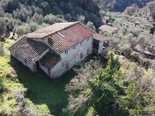 Casale in Vendita a Lucca, zona Ovest, 190'000€, 350 m²