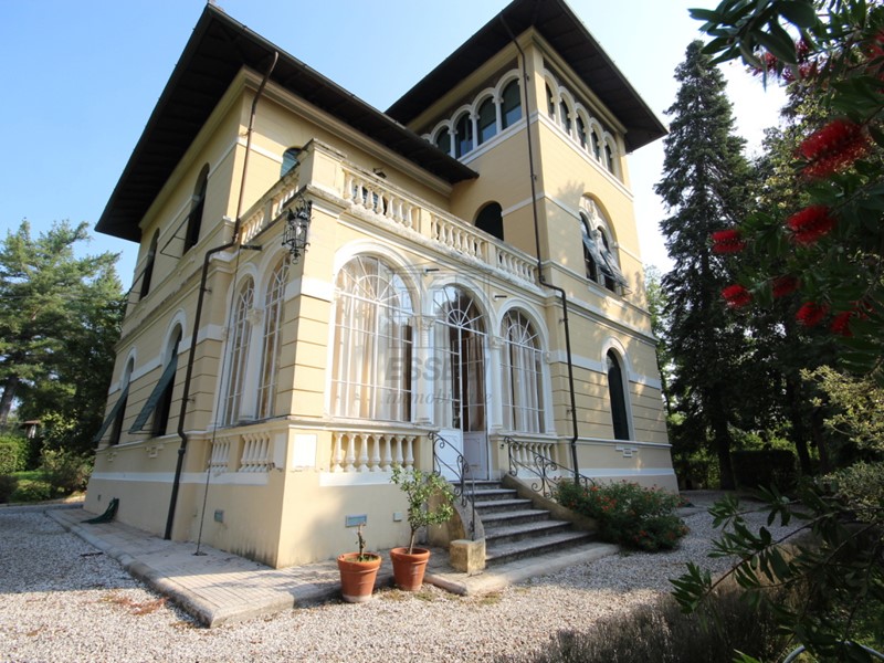 Villa in Vendita a Lucca, zona Ovest, 1'600'000€, 400 m², arredato