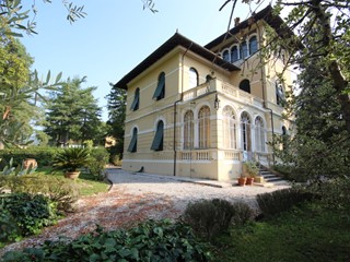 Villa in Vendita a Lucca, zona Ovest, 1'600'000€, 400 m², arredato