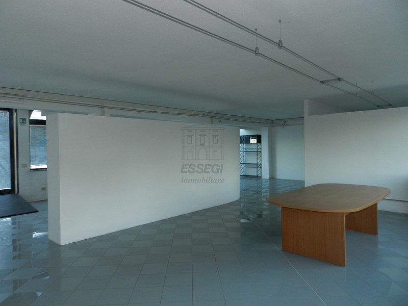 Ufficio in Affitto a Lucca, zona Sud, 1'000€, 150 m²