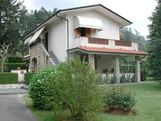 Villa in Vendita a Camaiore, zona Ove, 850'000&euro;, 180 m²