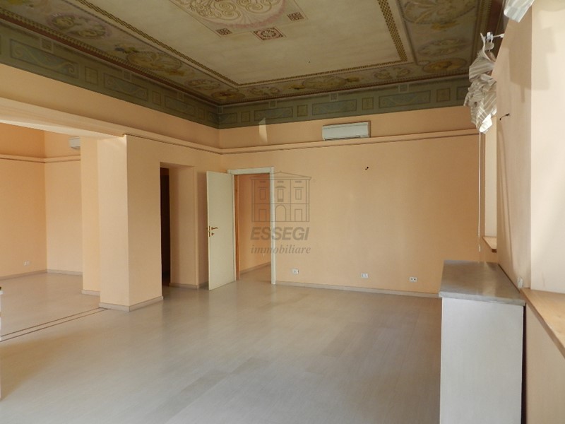 Immobile commerciale in Vendita a Lucca, zona Ovest, 150'000€, 75 m²