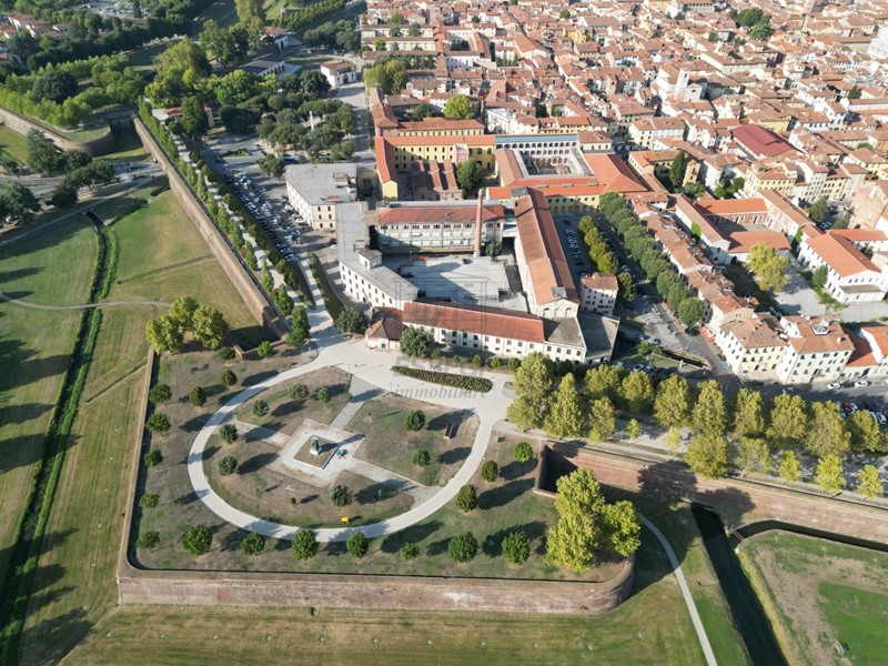 Attività commerciale in Vendita a Lucca, zona Centro storico, 90'000€, 50 m²