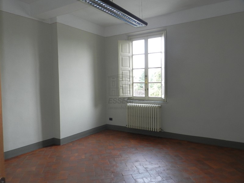 Ufficio in Affitto a Capannori, zona Est, 1'800€, 200 m²