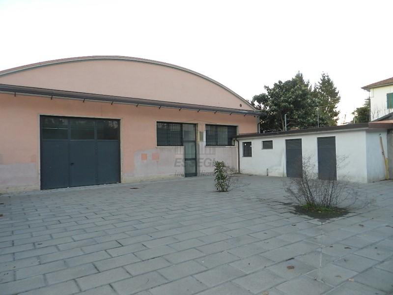Capannone in Affitto a Lucca, zona Circonvallazione, 2'500€, 220 m²