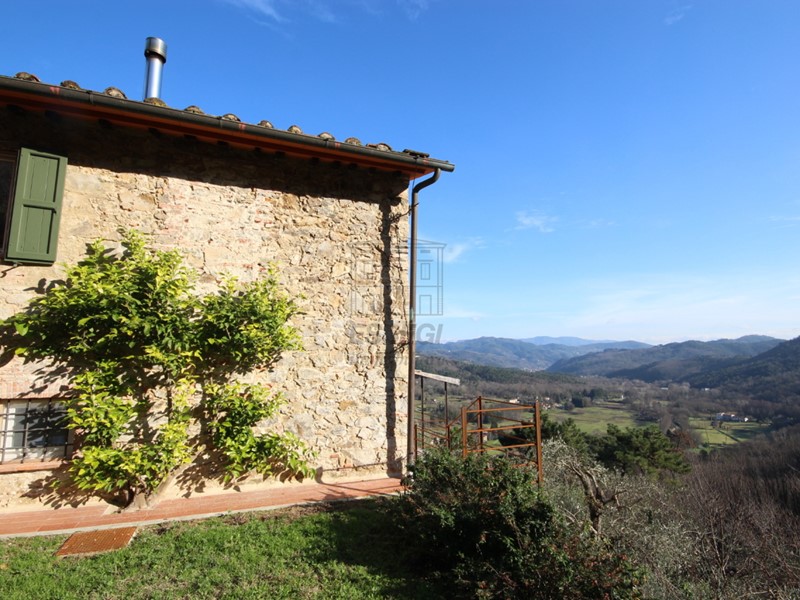 Casale in Vendita a Camaiore, 750'000&euro;, 280 m²
