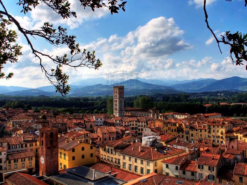 Immobile commerciale in Vendita a Lucca, zona Centro storico, 900'000€, 500 m²