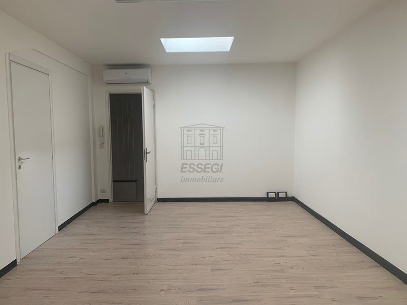 Ufficio in Affitto a Lucca, zona Est, 550€, 60 m²