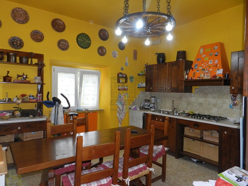 Casale in Vendita a Lucca, zona Nord, 300'000€, 160 m², con Box