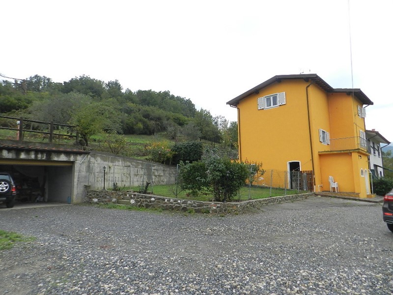 Casale in Vendita a Lucca, zona Nord, 300'000€, 160 m², con Box