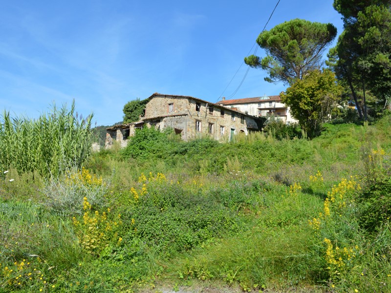 Casale in Vendita a Lucca, zona Nord, 300'000€, 450 m²