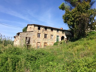 Casale in Vendita a Lucca, zona Nord, 300'000€, 450 m²