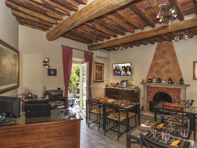 Casale in Vendita a Capannori, 550'000€, 250 m², arredato