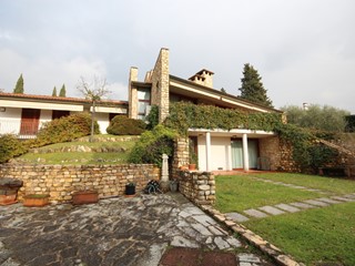 Villa in Vendita a Lucca, zona Nord, 1'200'000€, 450 m², con Box