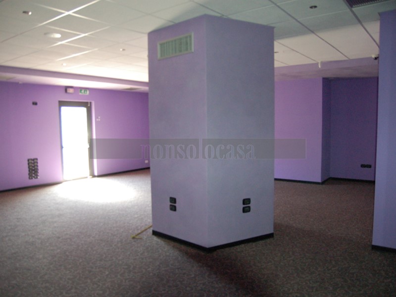 Immobile commerciale in Affitto a Deruta, zona Centrale, 1'000€, 200 m²