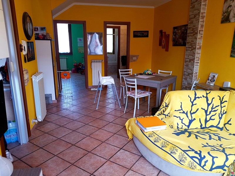 Casa Semi Indipendente in Vendita a Caronno Pertusella, 150'000€, 100 m², con Box