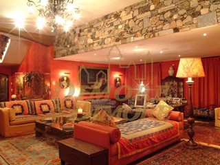 Casa Indipendente in Vendita a Comerio, 650 m², con Box