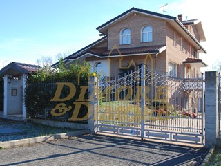 Casa Indipendente in Vendita a Cavallirio, 980'000€, 650 m², con Box