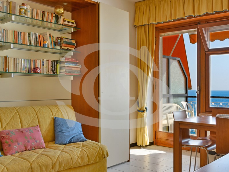 Bilocale in Affitto a Ospedaletti, 750€, 61 m², arredato