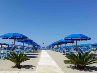 Attività commerciale in Vendita a Massa, zona Poveromo, 1 m²