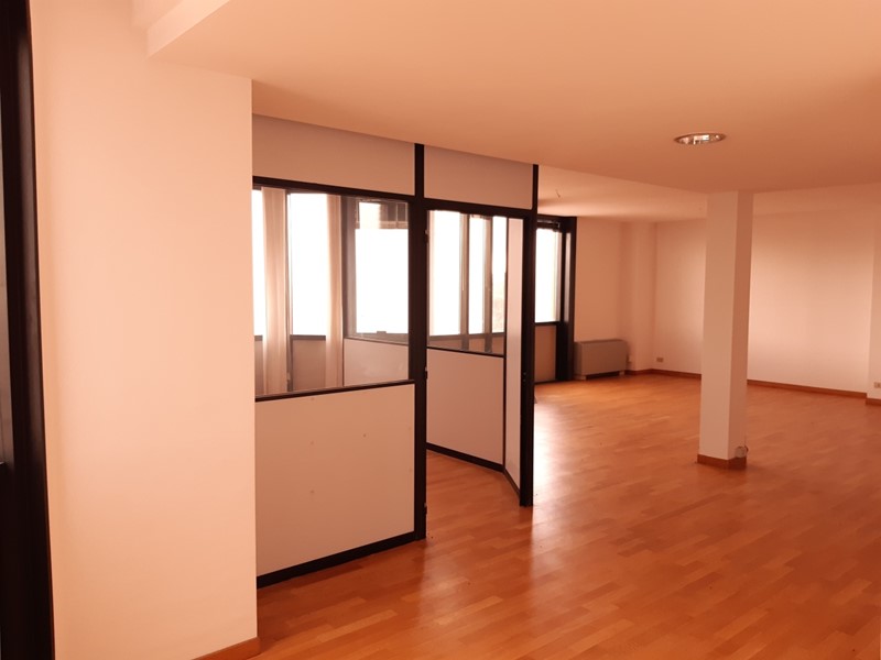 Ufficio in Vendita a Gallarate, 90'000€, 95 m²