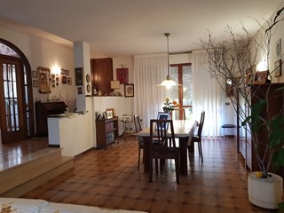 Villa in Vendita a Calci, 385'000€, 260 m², con Box