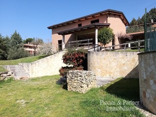 Casa Indipendente in Vendita a Perugia, zona Toppo Fontanelle, 430'000€, 280 m²