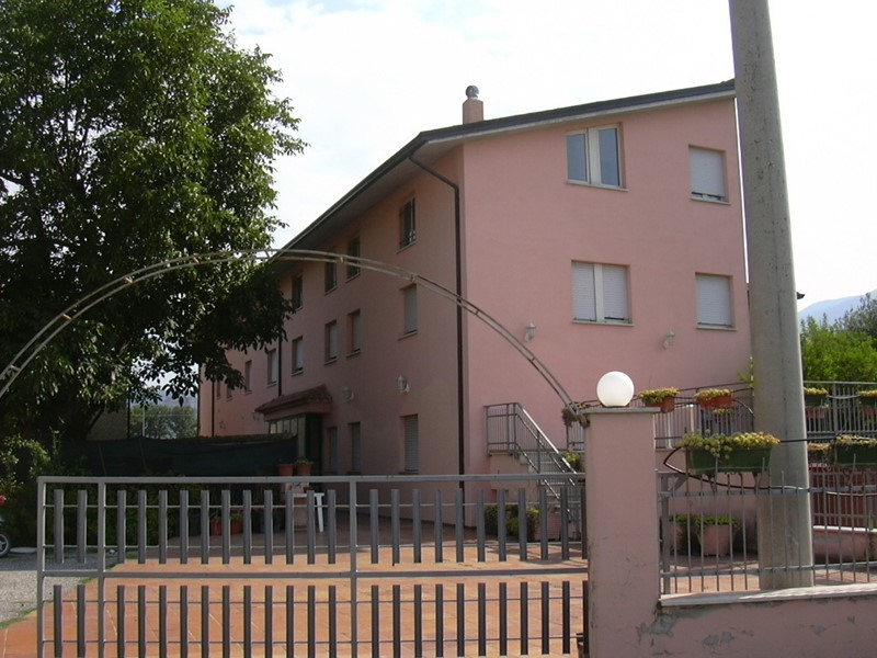 Attività commerciale in Vendita a Assisi, zona Santa Maria Degli Angeli, 590'000€, 895 m², arredato
