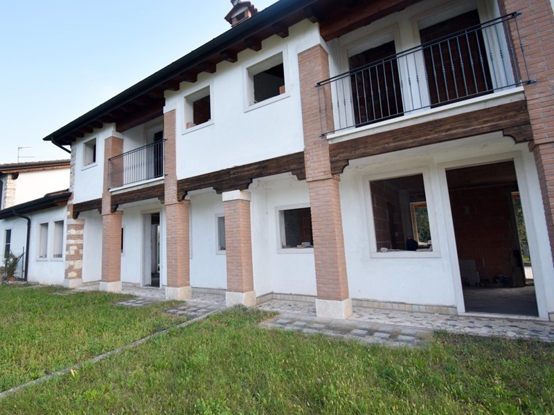 Casa Indipendente in Vendita a Chiampo, 180'000€, 250 m²