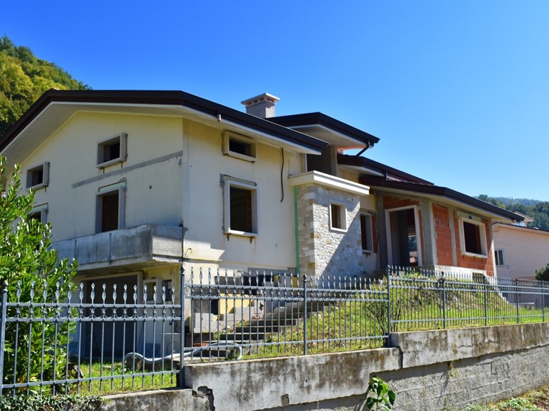 Casa Indipendente in Vendita a San Pietro Mussolino, 300'000€, 360 m², con Box