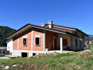 Casa Indipendente in Vendita a San Pietro Mussolino, 300'000€, 360 m², con Box